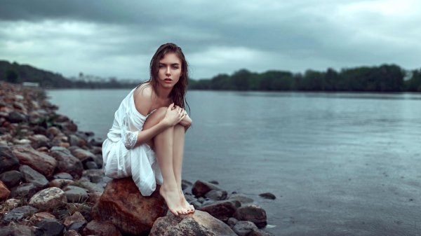 Виктория Вишневецкая на берегу реки