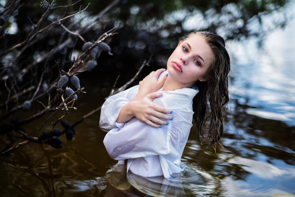 Девушка в мокрой рубашке на водной сессии