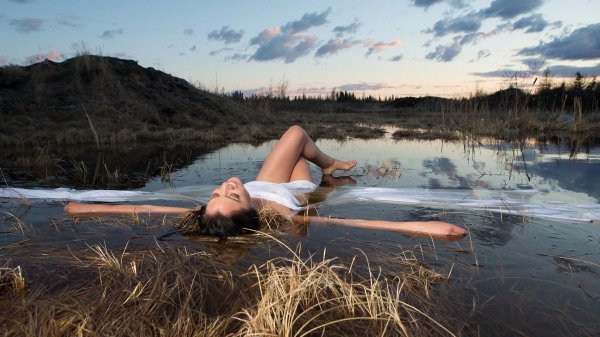 Девушка на озере, Красивые девушки в воде, Фотосессия у реки