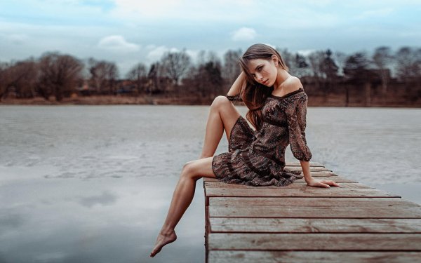 Привлекательная девушка в фотосессии у реки