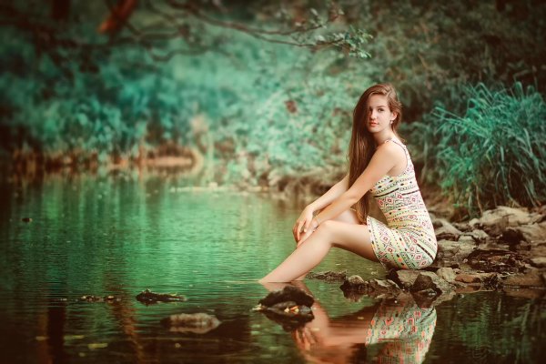 Очаровательная девушка в фотосессии у живописного пруда