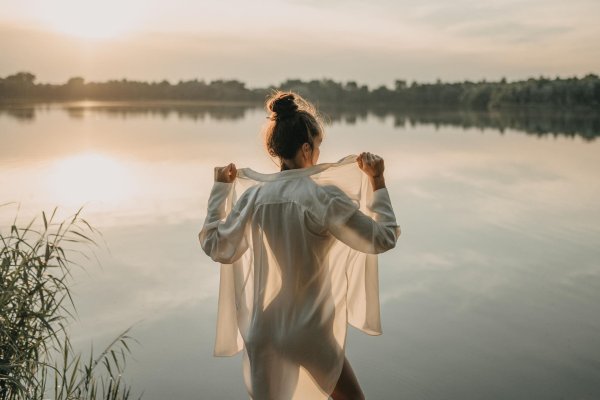 Девушка в воде белой рубашке, Фотосессия в мокрой рубашке, Девушка