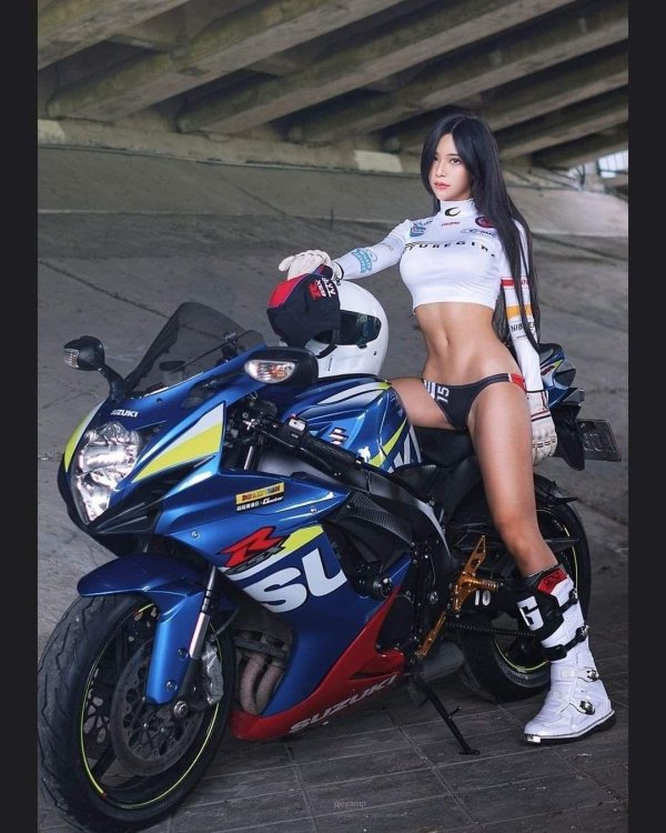 Соблазнительная девушка на Suzuki GSXR манит скоростью