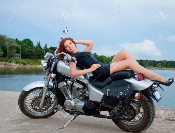 Женщина на мотоцикле вид сбоку, Женщина на мотоцикле, На мотоцикле девушка