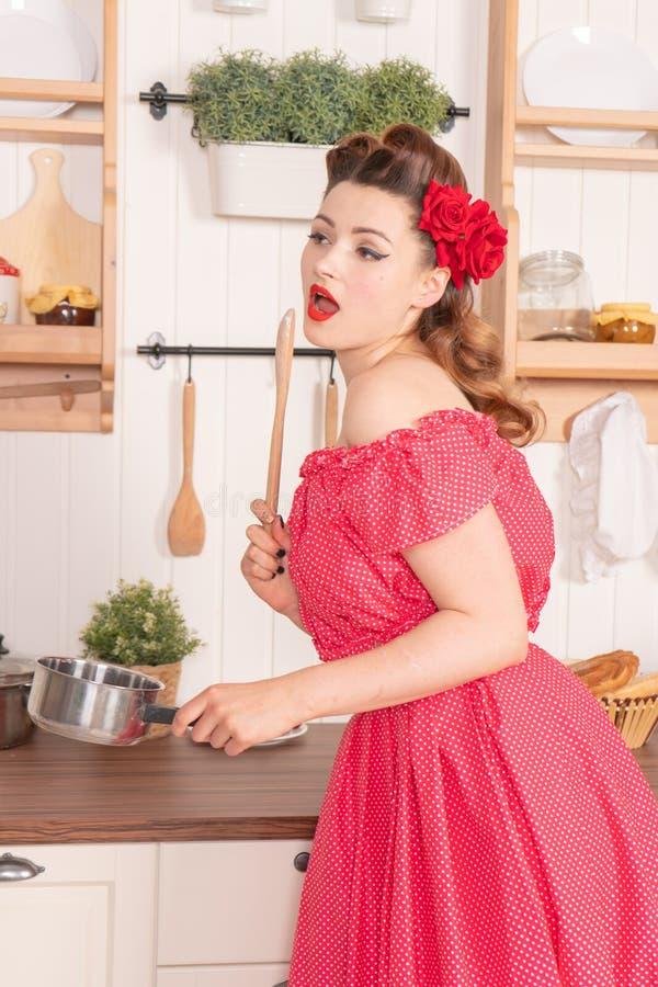 Фотосессия на кухне, Девушка, Домохозяйка на кухне