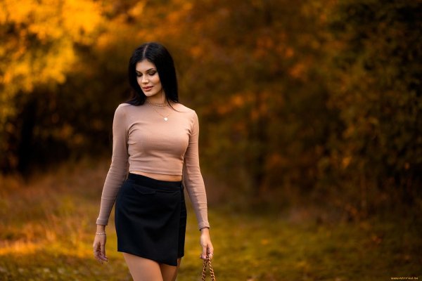Осенняя брюнетка с теплой соблазнительной улыбкой
