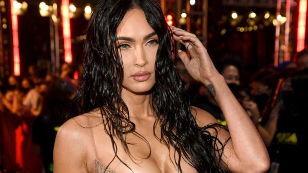 Меган Фокс в прозрачном платье на VMA