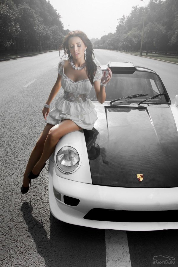 Красавица возле автомобиля Porsche