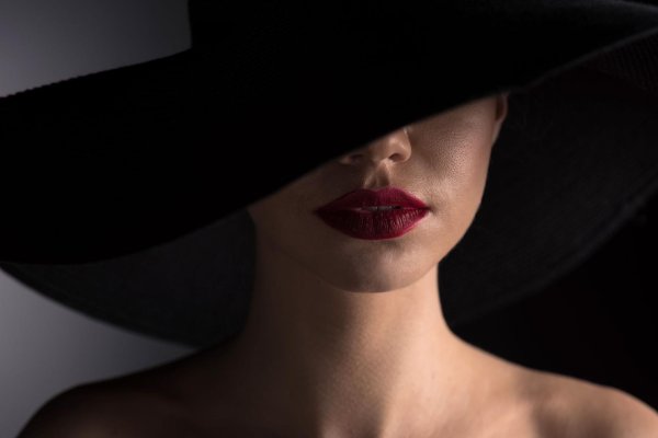 Женщина в шляпе без лица, Девушка в шляпе без лица, Девушка в шляпе