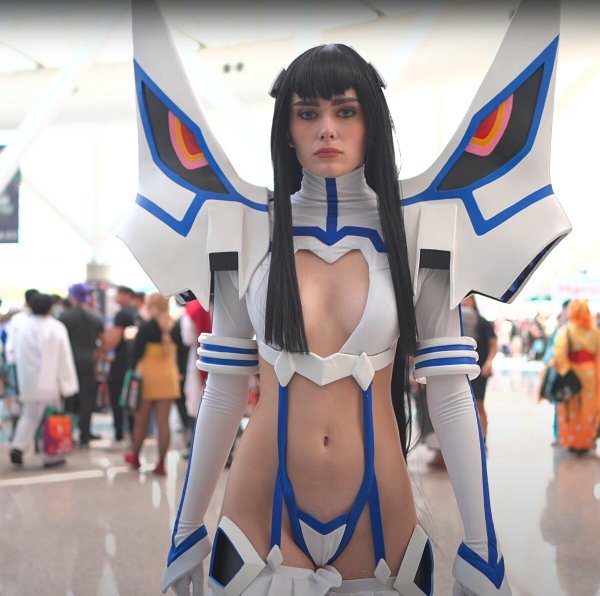 Сацуки Кириюин в откровенном косплее Kill la Kill