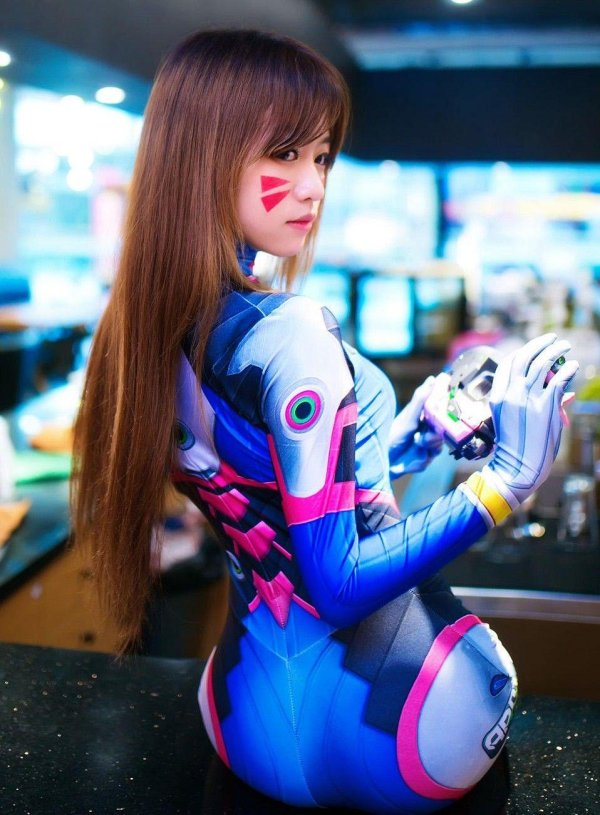 Дива сияет красотой в косплее Overwatch