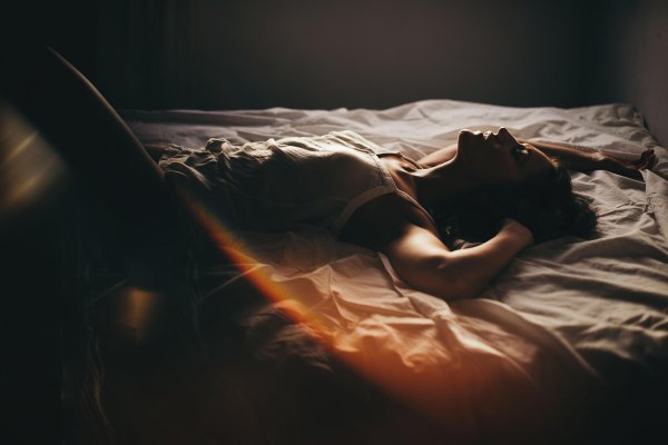 Чувственная женщина в постели, Девушка в постели ночью, Тело девушки в постели