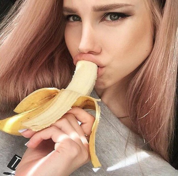 Девушки с бананом