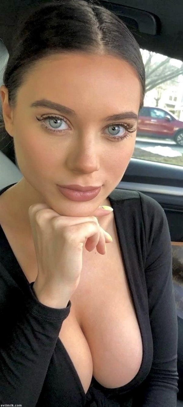 Привлекательная Лана Роудс в селфи