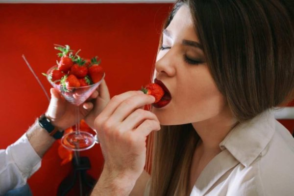 Сексуальная дегустация клубники с ликёром
