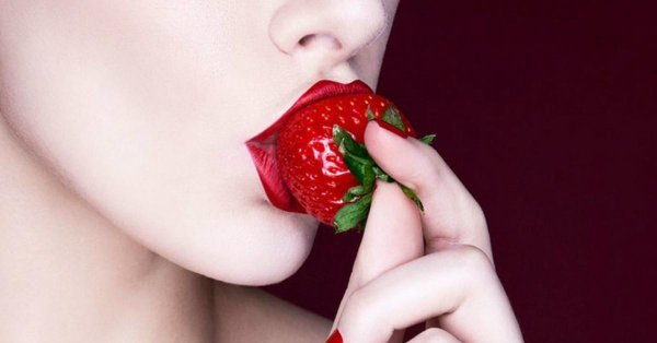 Соблазнительные губы с сочной клубникой
