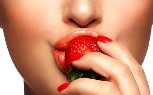 Сладкая дегустация клубники со сливками