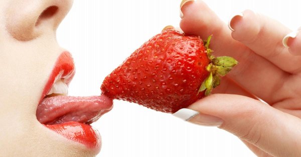 Сладкие губы с соблазнительной клубникой