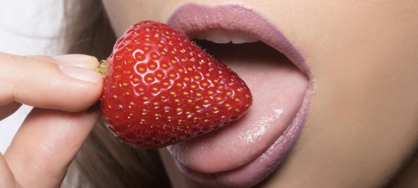 Соблазнительные губы с клубникой и сладким языком