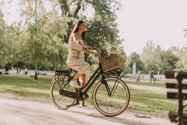 Девушка с велосипедом, Женщина на велосипеде, Красивая девушка на велосипеде
