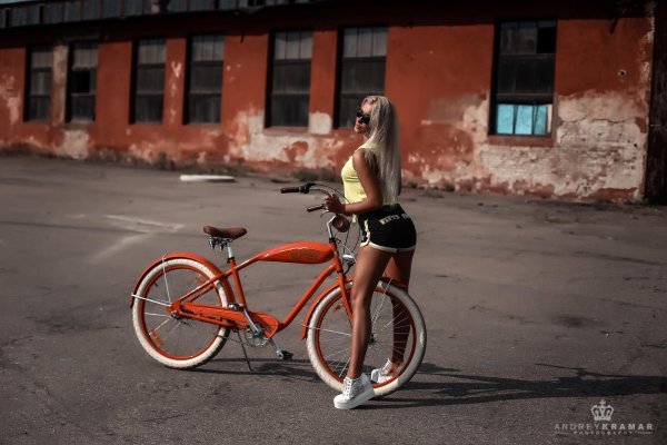 Девушка на велосипеде