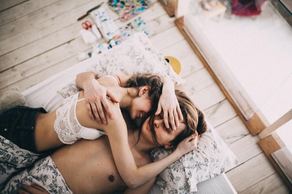 Обнимающиеся красотки в постели нежны