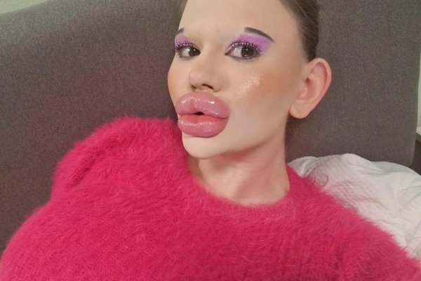 Потрясающая женщина с огромными соблазнительными губами
