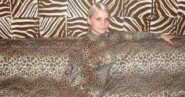 Женщина в стильных леопардовых лосинах