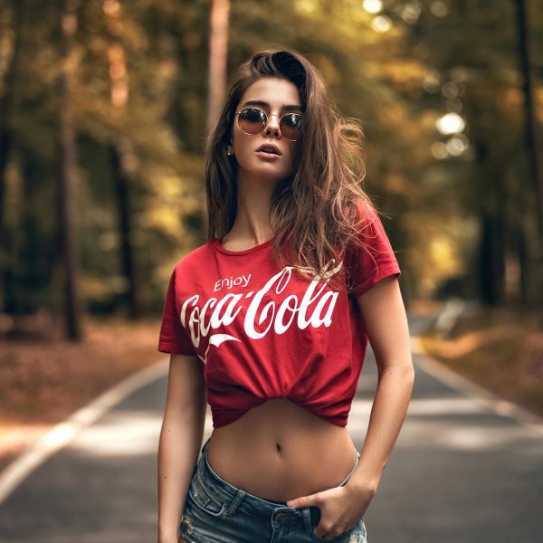 Элегантная Сара Тесситоре в майке