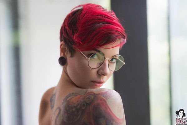 Роскошная Arriane Suicide с стильными татуировками