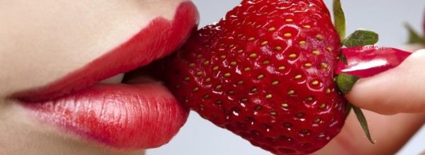 Соблазнительные губы с сочной клубникой