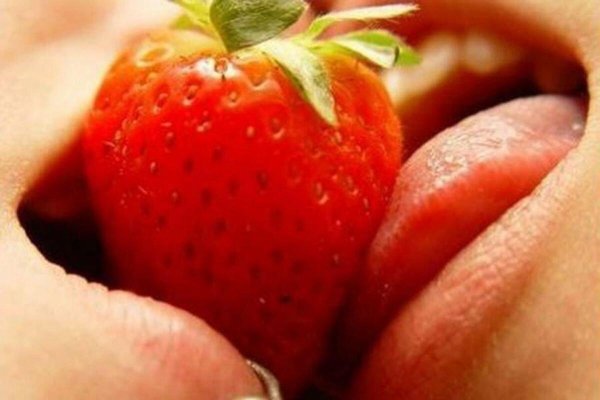 Жгучие губы с сочной клубникой