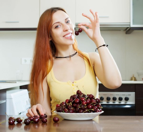 Черешня вишня, Девушка ест черешню, Черешни