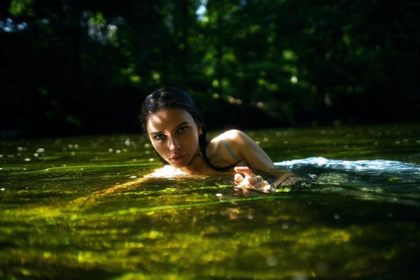 Красивые девушки в воде ню
