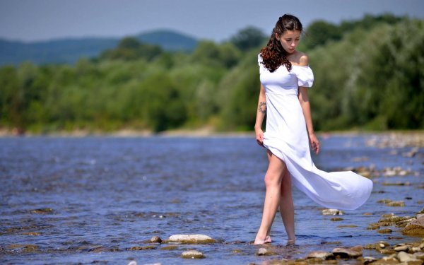 Фотосессия на берегу реки, Девушка в платье летом, Девушки у реки