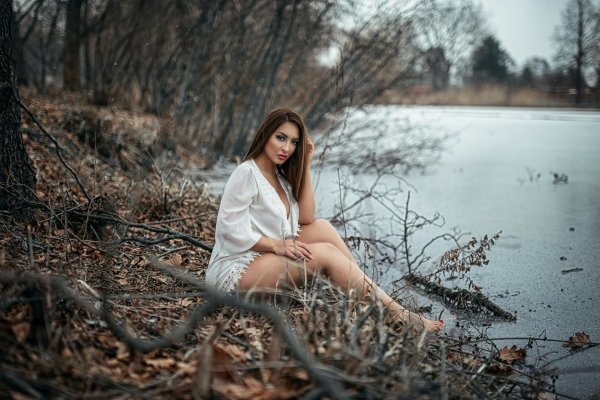Смелая девушка в ледяной воде для фотосессии