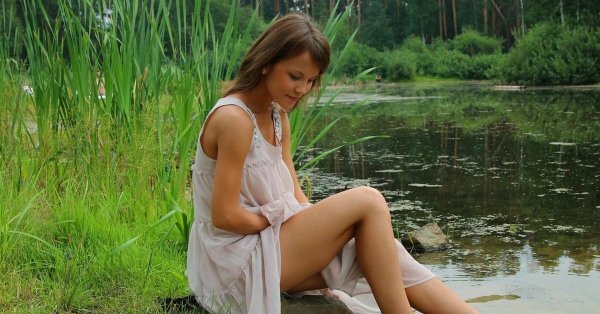 Красивые девушки у реки, На речке девушки, Девушка