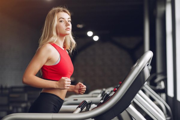Спортивная блондинка, Блондинка в тренажерном зале, Девушка занимается спортом