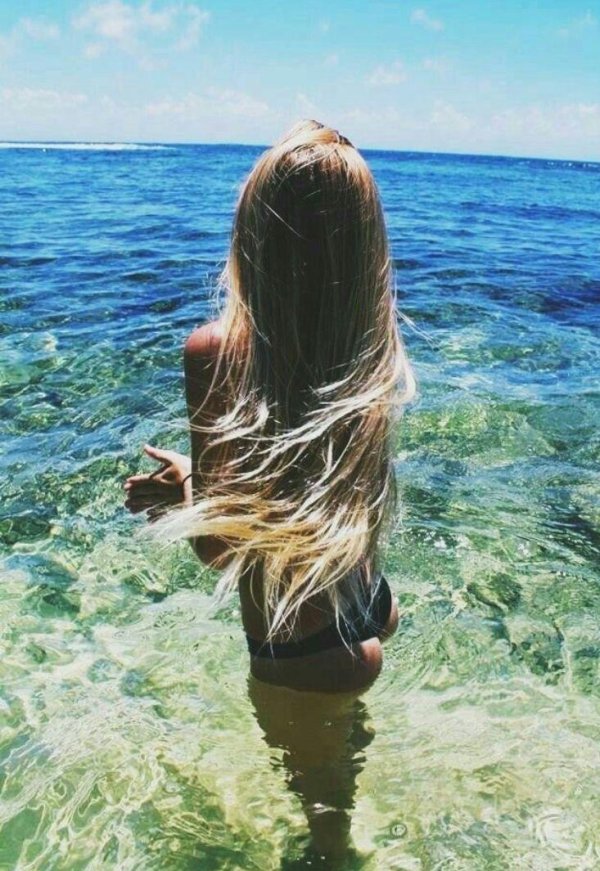 Девушка в море, Блондинка со спины на море, Девушка с русыми волосами на море