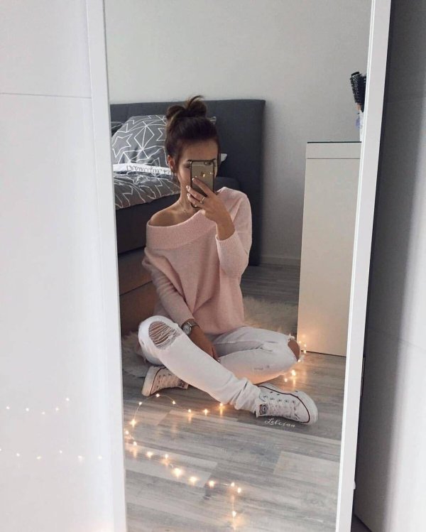 Девушка фоткается в зеркале с модными outfit идеями