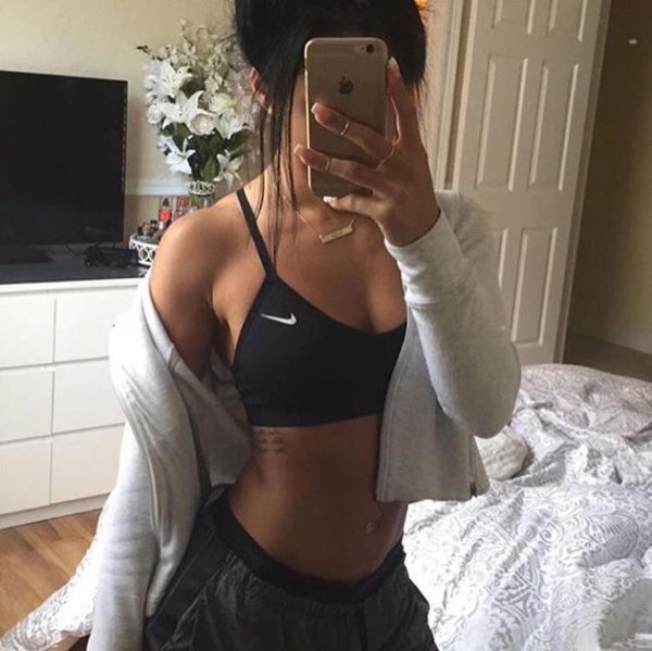 Интересные селфи девушки в спортивном топе Nike