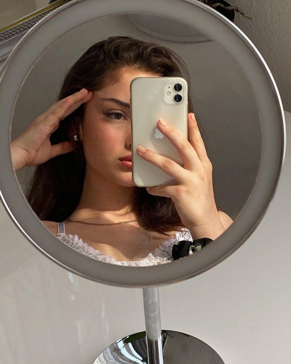 Девушка фоткается в зеркале, Девушки селфи в зеркале, Девушка