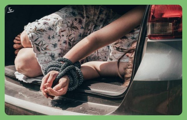 Эротическая девушка связанная в багажнике веревкой