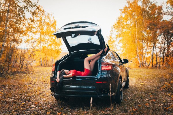 Романтичная осенняя фотосессия с открытым багажником BMW