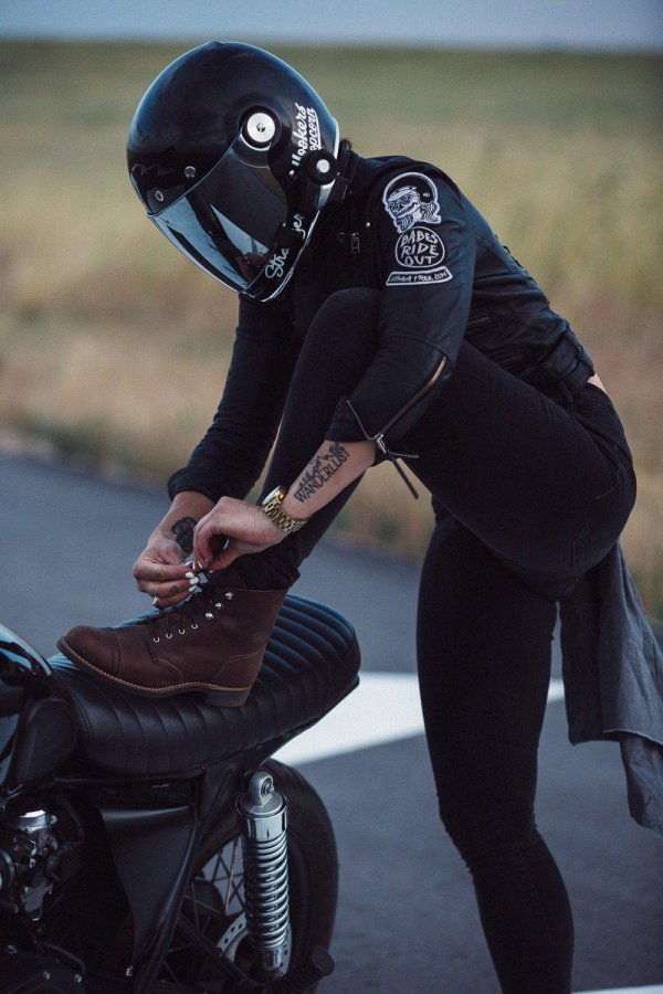 Девушка на мотоцикле в шлеме, Cafe racer мотоцикл, Светлана лаврикова байкерша