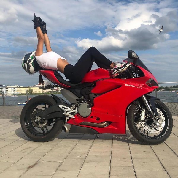Девушка на спортбайке, Девушка на спортивном мотоцикле, Девушка на мотоцикле