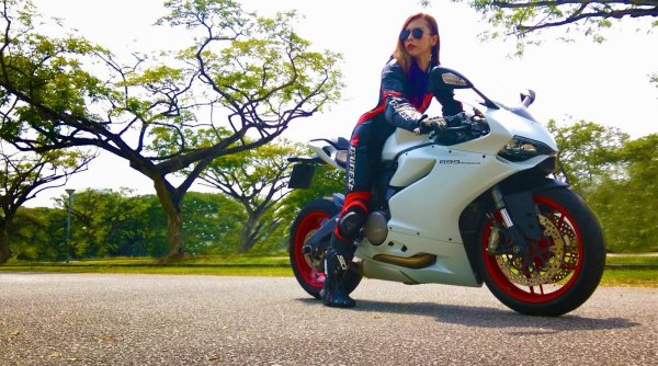 Ducati panigale v, Ducati panigale, Девушка на спортивном мотоцикле