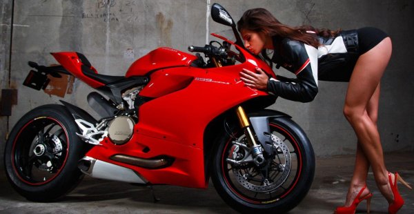 Девушка на спортивном мотоцикле, Девушка ducatipanigale, Девушка на красном мотоцикле