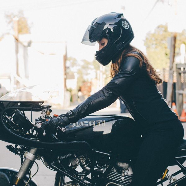 Девушка на мотоцикле в шлеме, Мотоцикл cafe racer, Девушка на мотоцикле