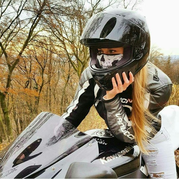 Девушка в шлеме, Девушка на мотоцикле в шлеме, Девушка мотоциклистка